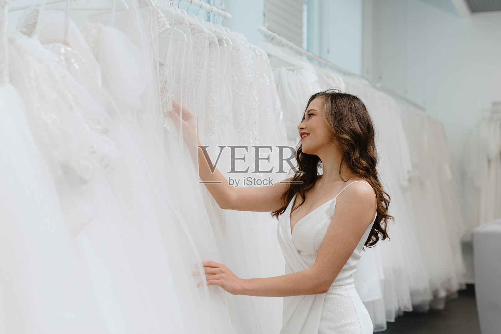 年轻女孩挑选婚纱照片摄影图片