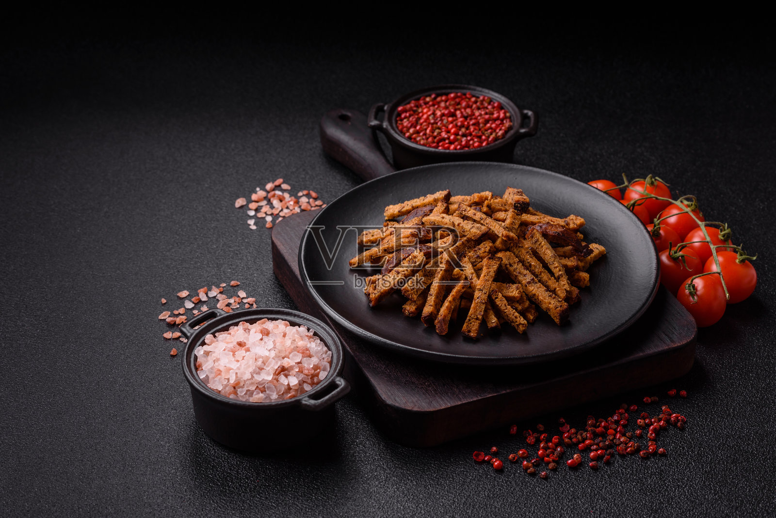 自制的脆皮棕色面包饼干或烤面包丁，配有种子和谷物照片摄影图片