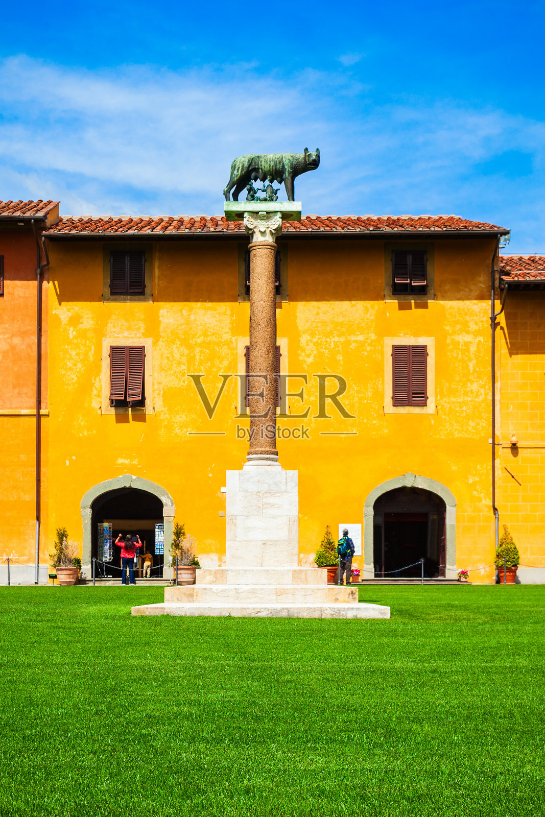 比萨斜塔附近的卡比托利尼狼照片摄影图片