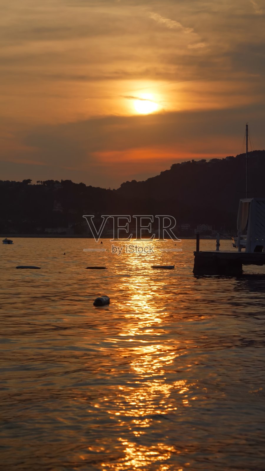 海上的夕阳。暑假和假期背景的社交媒体照片摄影图片