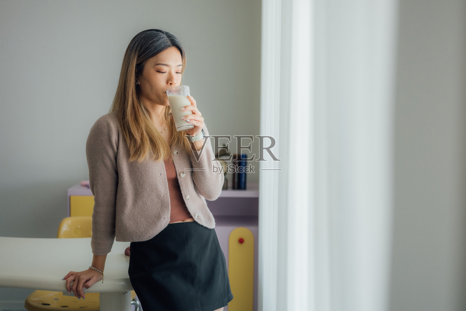 牛奶与健康：在家中的宁静时刻照片摄影图片