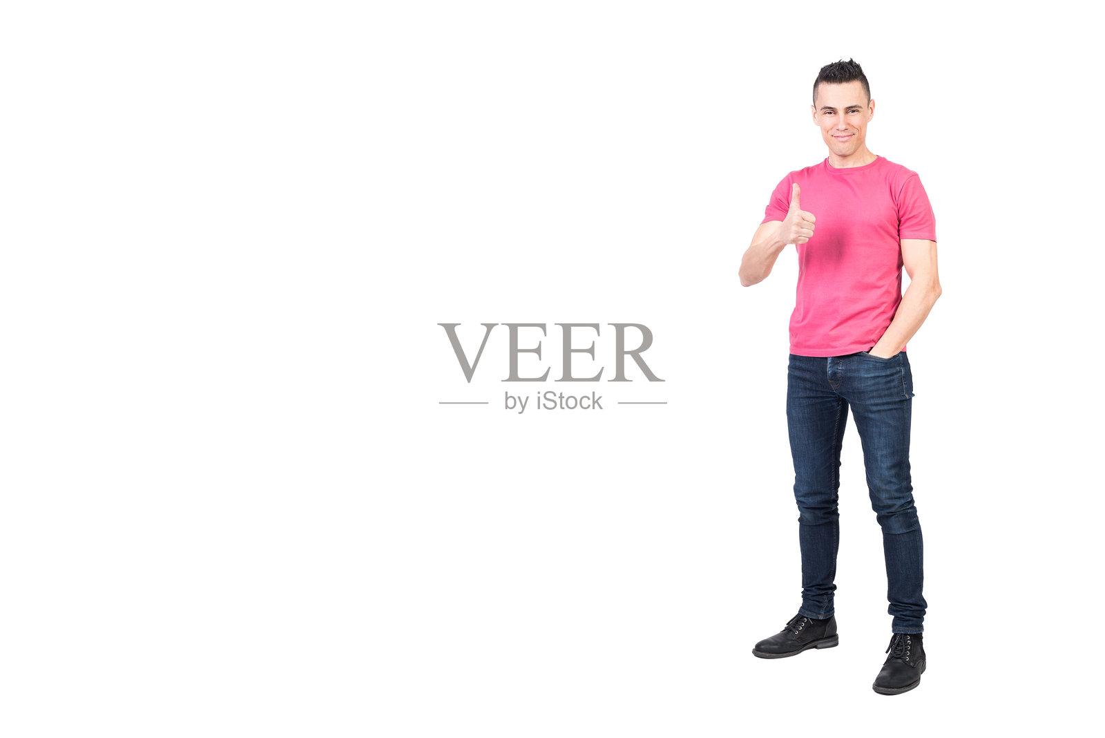 自信的年轻男子对着镜头竖起大拇指并微笑照片摄影图片