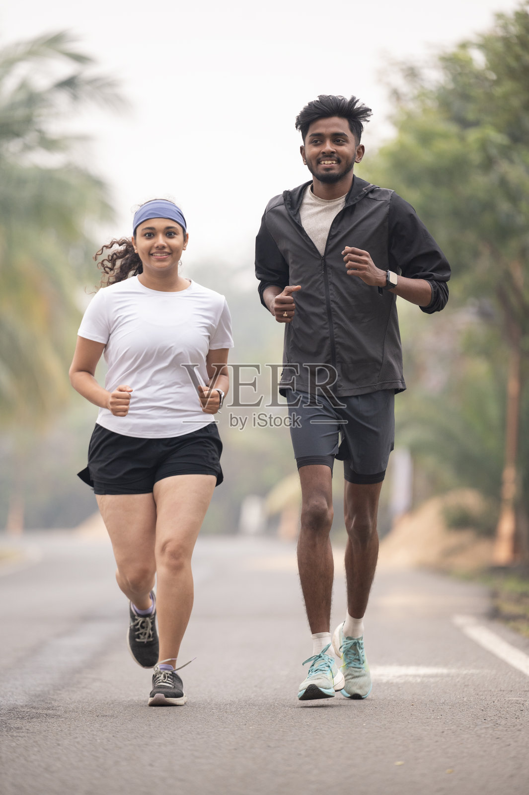 年轻运动员们一起享受晨跑时光照片摄影图片