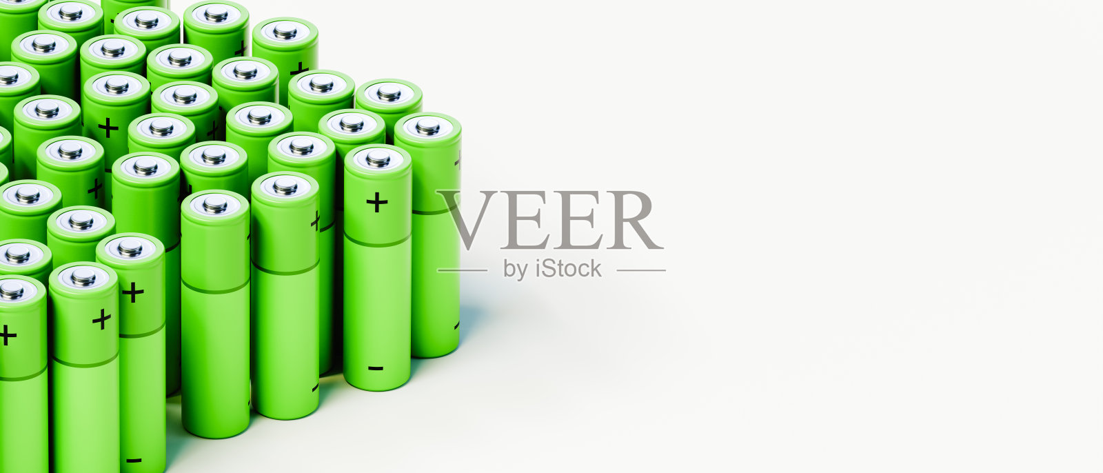 白色背景上的绿色电池，留有空白空间照片摄影图片
