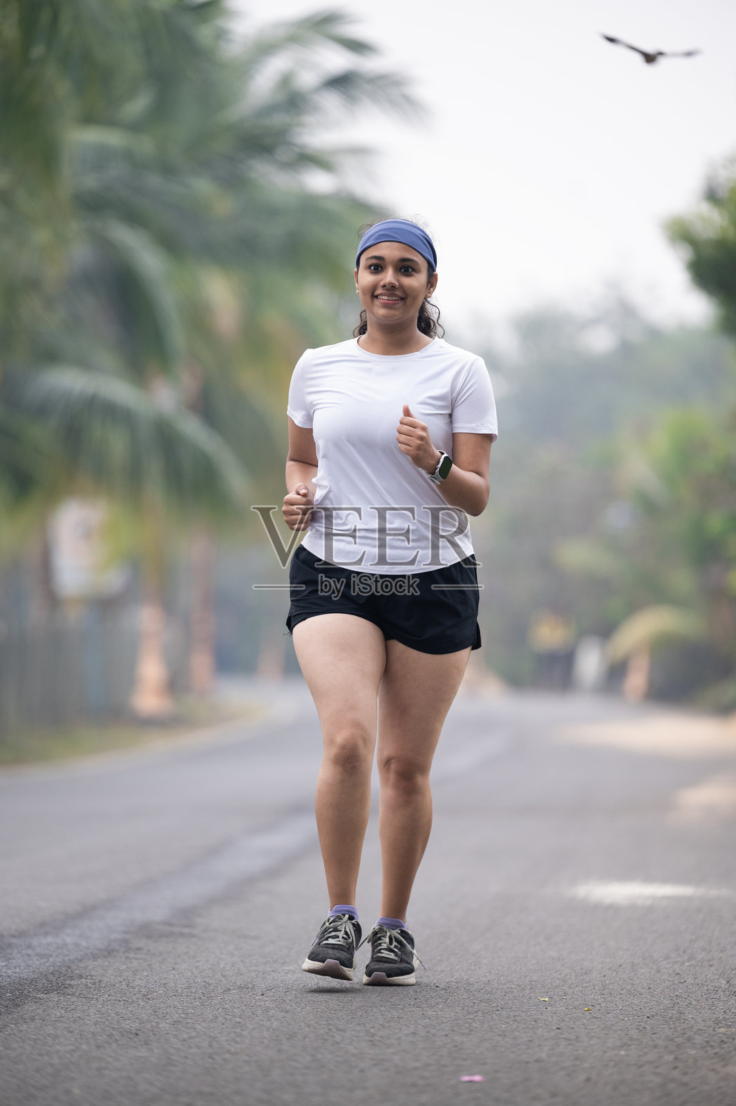 公园里的女性跑者照片摄影图片