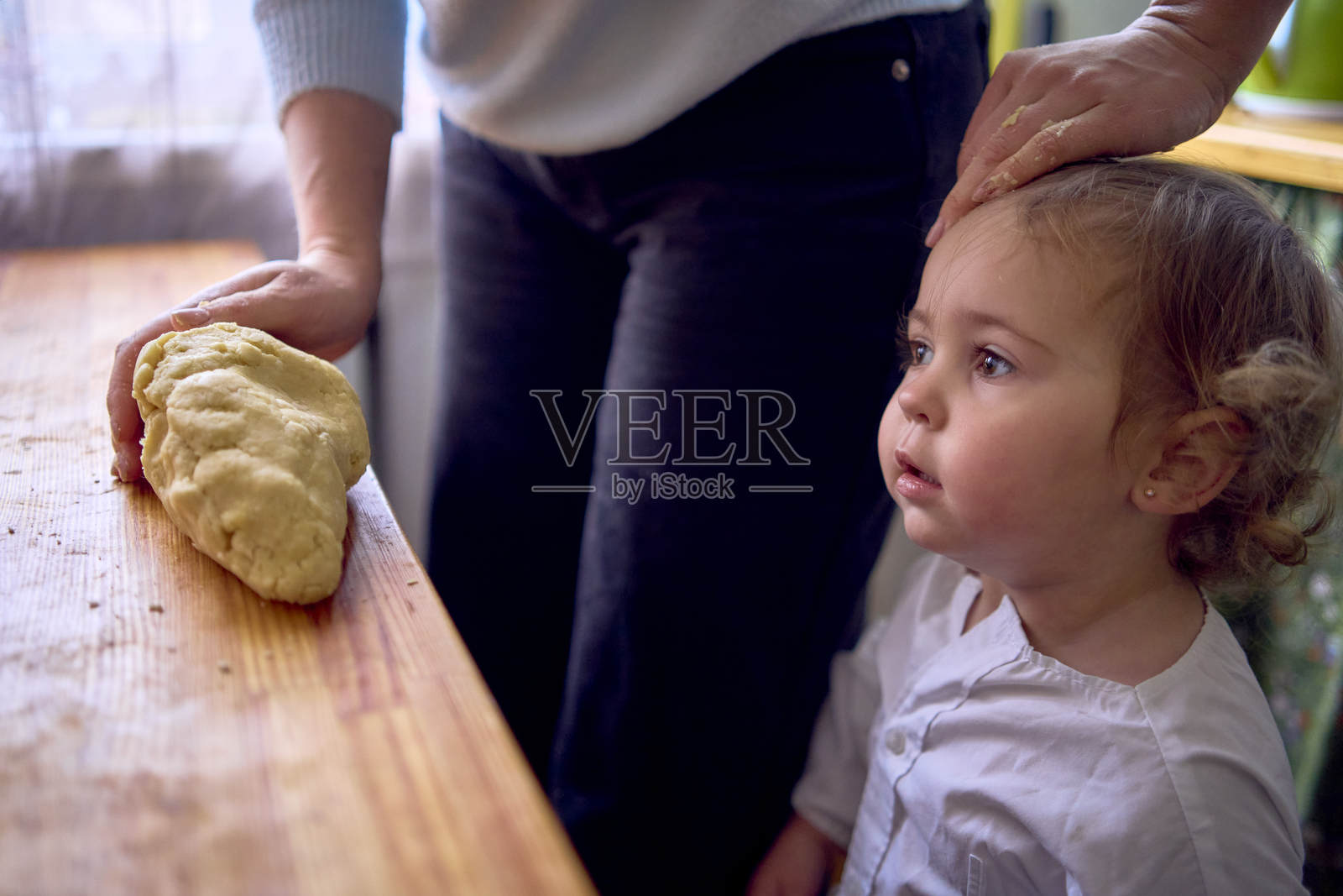 母亲和青少年女儿在厨房一起烤饼干照片摄影图片
