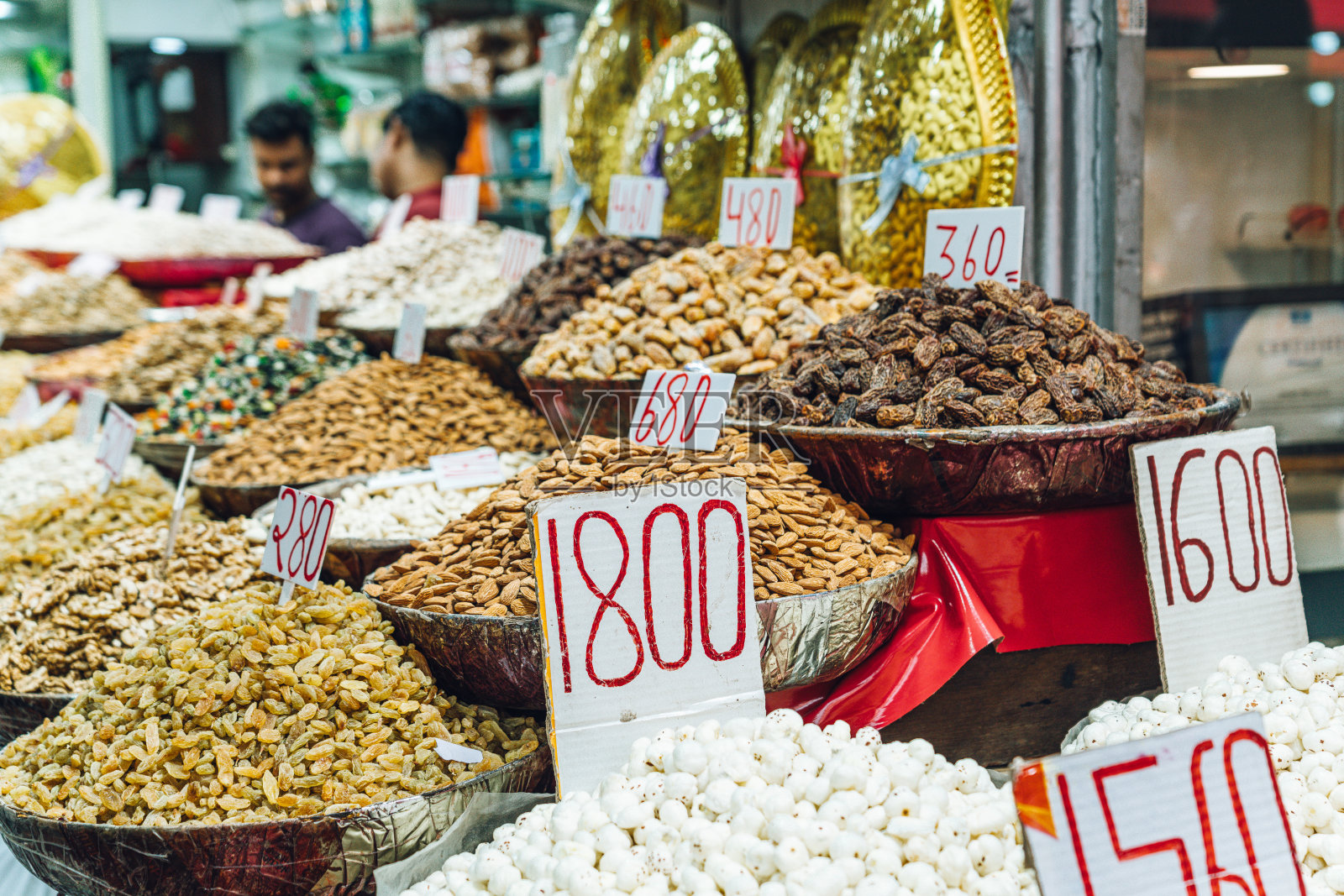 昌迪乔克市场上色彩斑斓的坚果和香料展示照片摄影图片