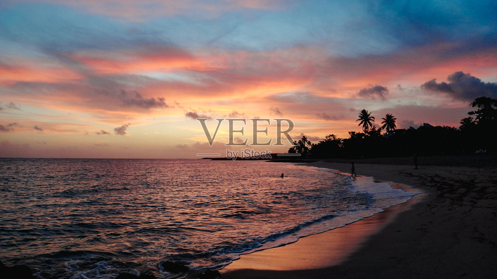 古巴海滩上的热带日落照片摄影图片