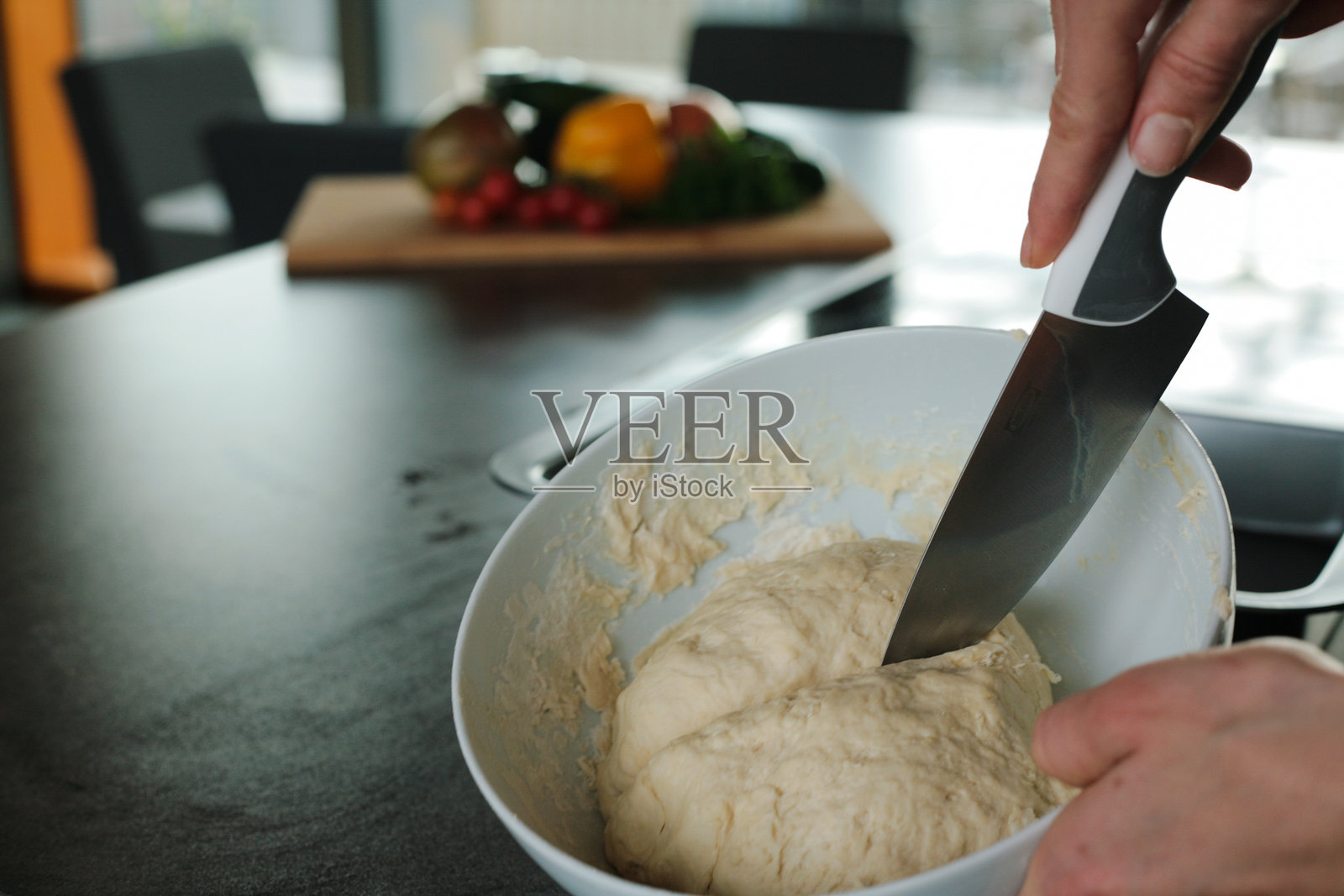 在碗中切割面团照片摄影图片