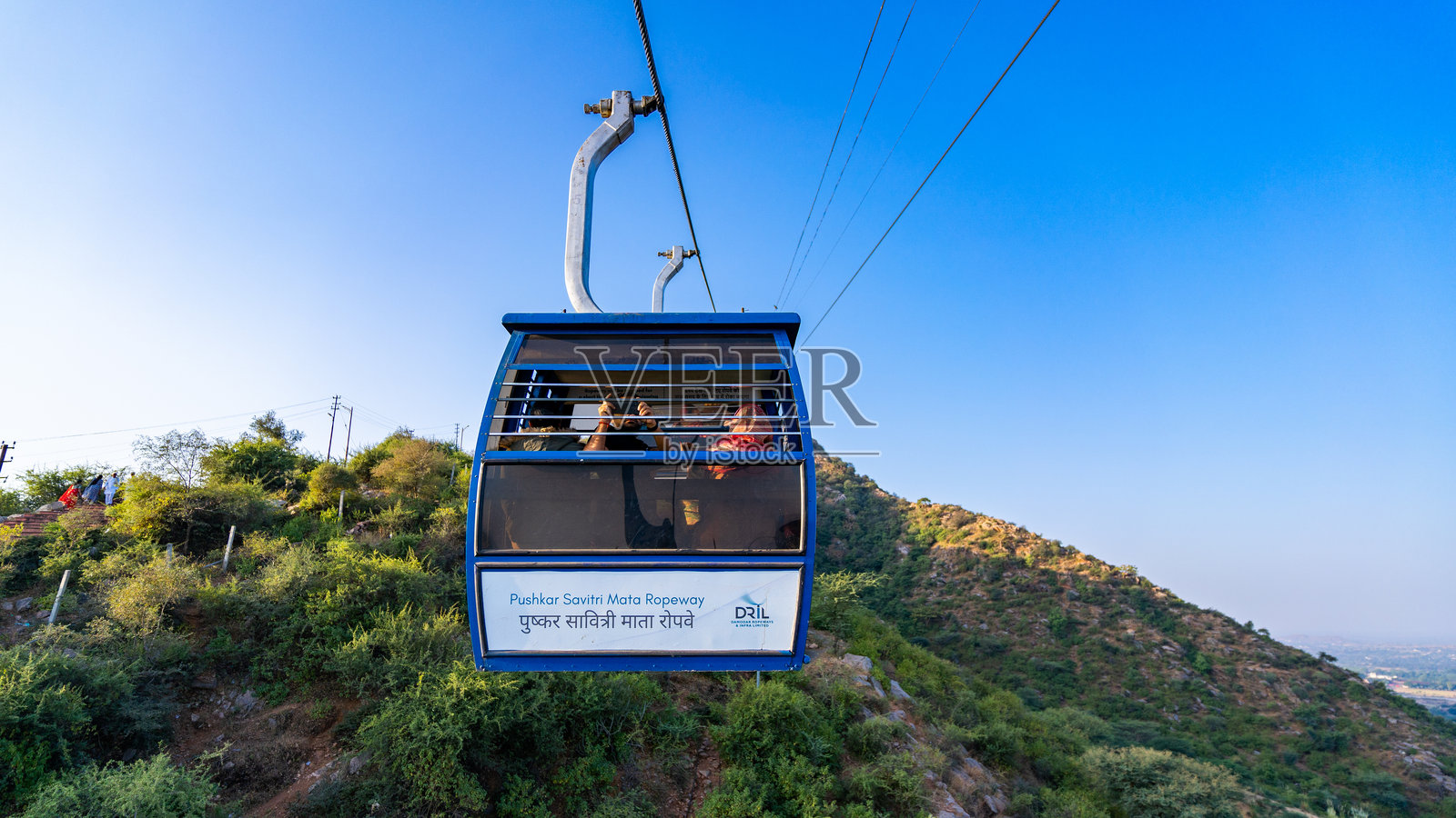 印度普什卡尔拉特纳吉里山上的萨维特里母神庙索道缆车。照片摄影图片