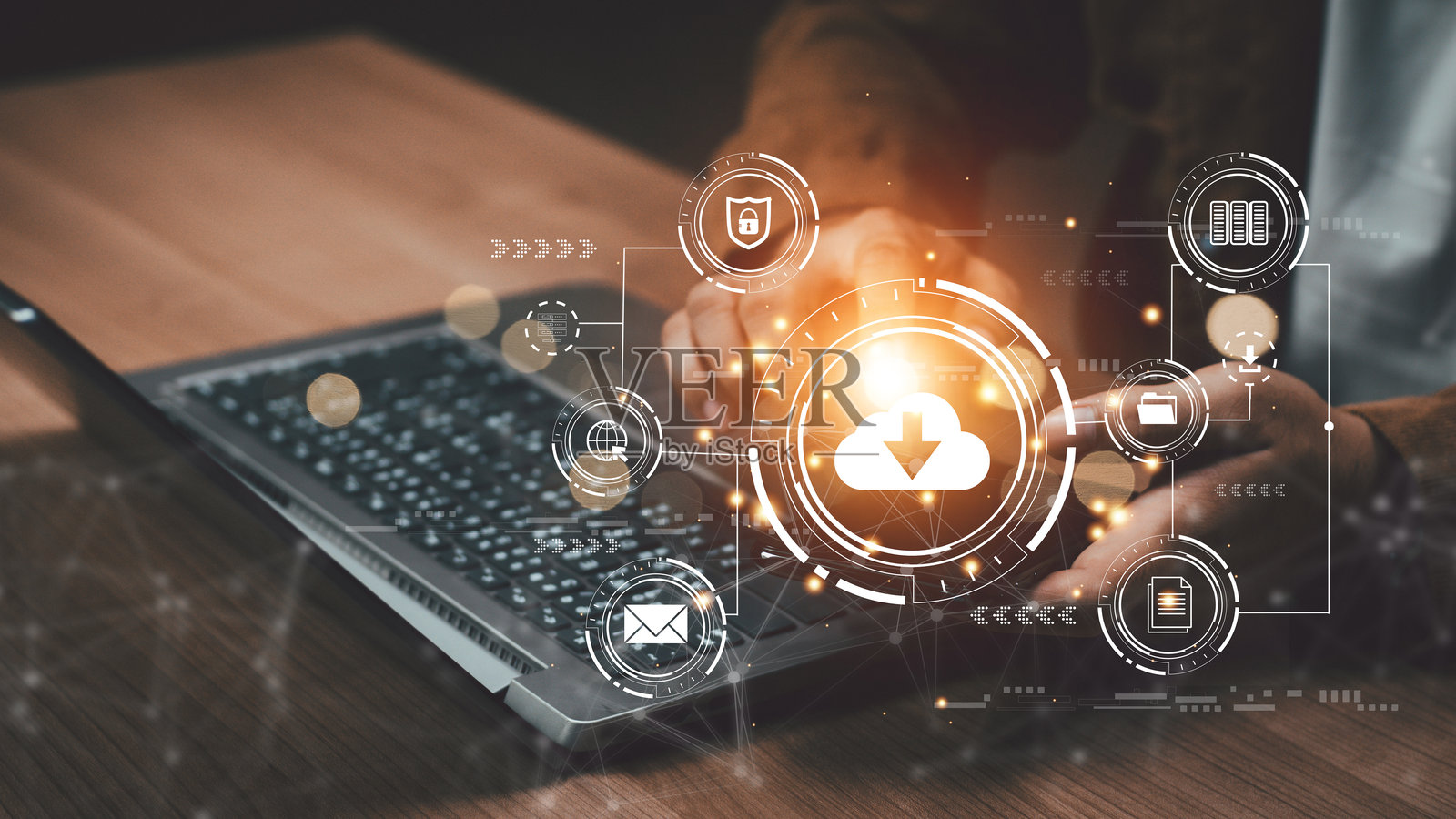 数据传输技术概念，虚拟云服务图标与手在笔记本键盘上。双重曝光，数据库技术，文件访问，文档共享。照片摄影图片