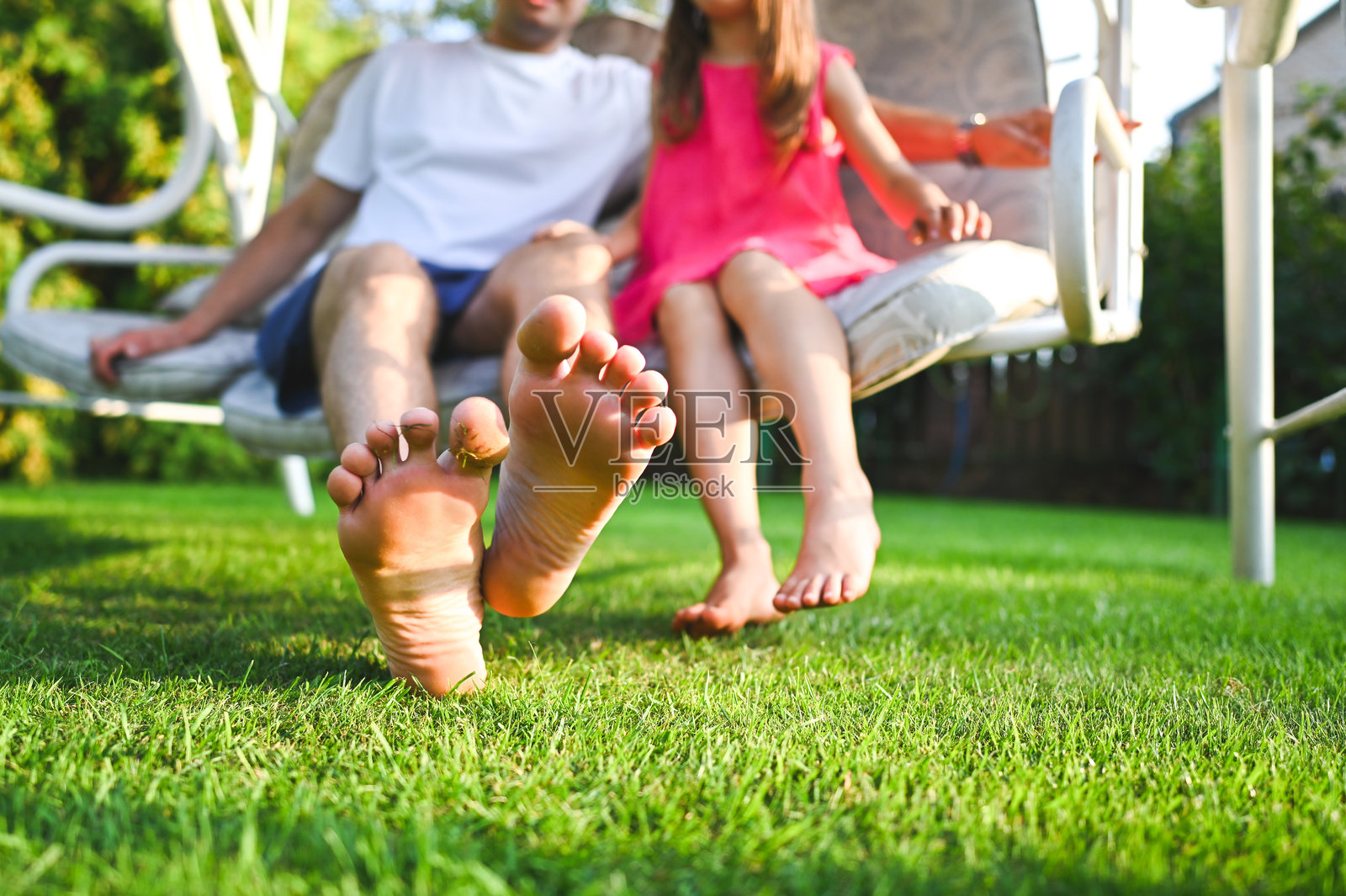 赤脚的家庭特写。照片摄影图片