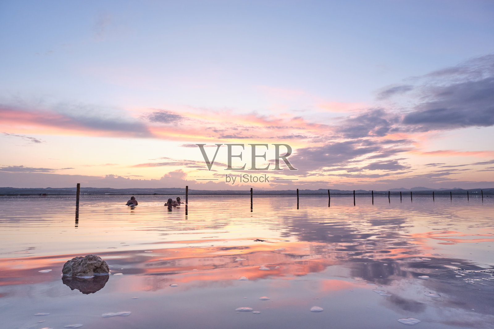 日落在盐湖与云的反射和反射的剪影照片摄影图片