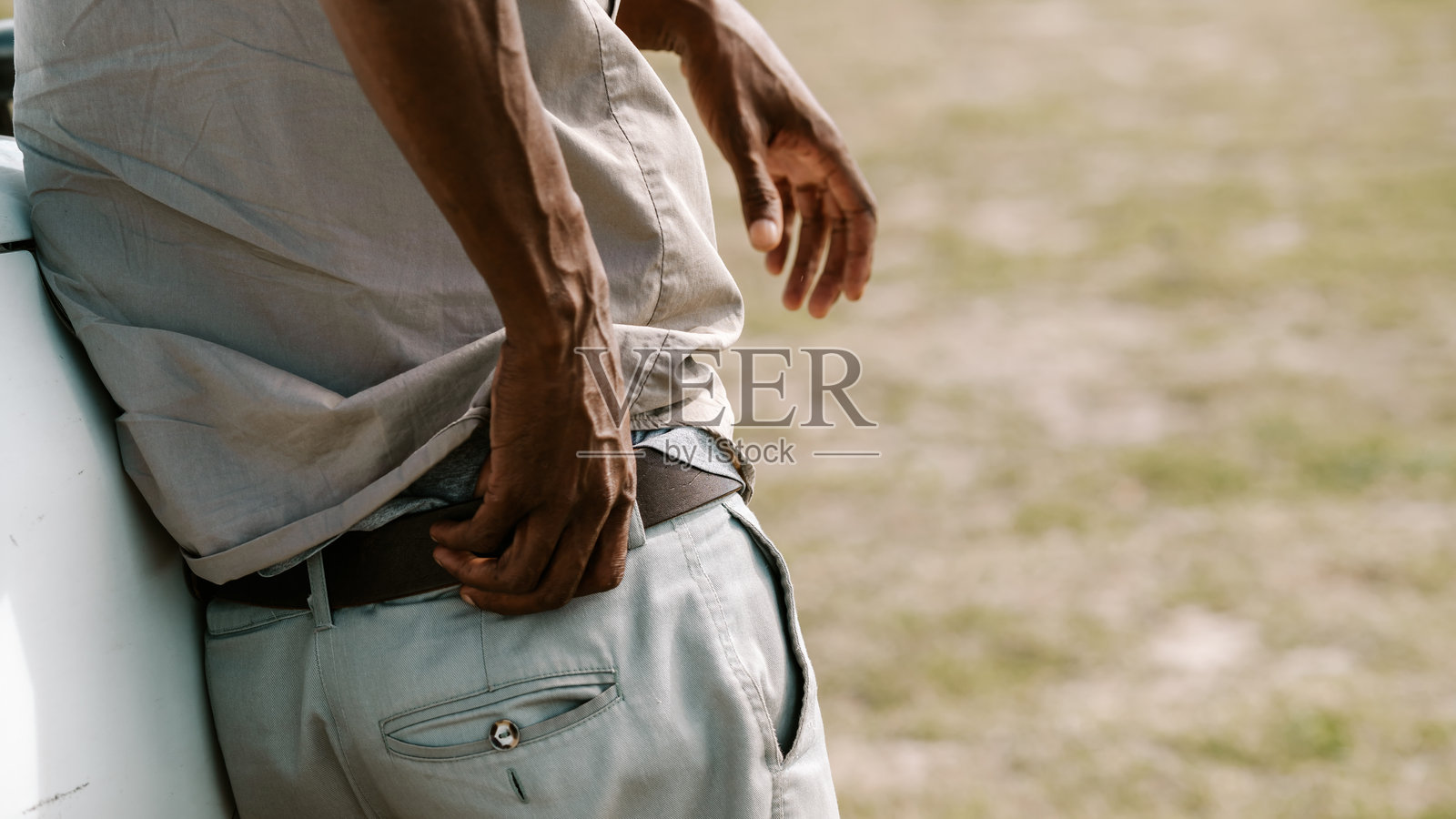 穿着牛仔裤的黑人男子在野生动物园探险照片摄影图片