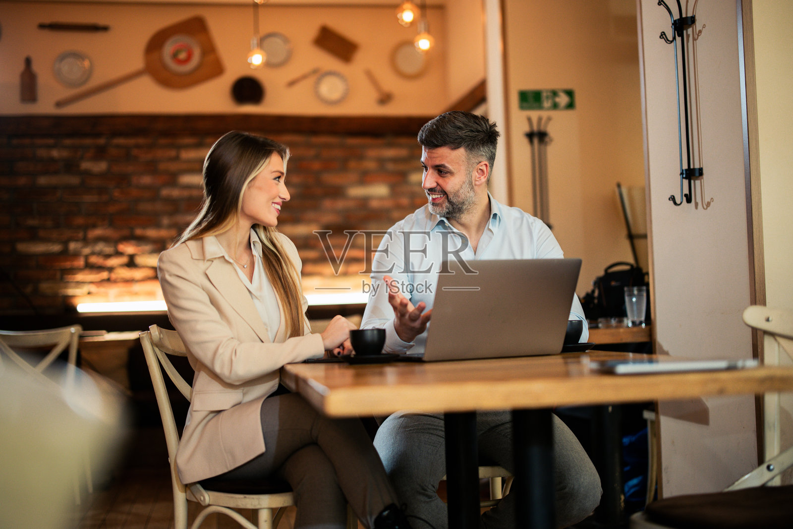 一男一女企业家在咖啡馆讨论工作照片摄影图片