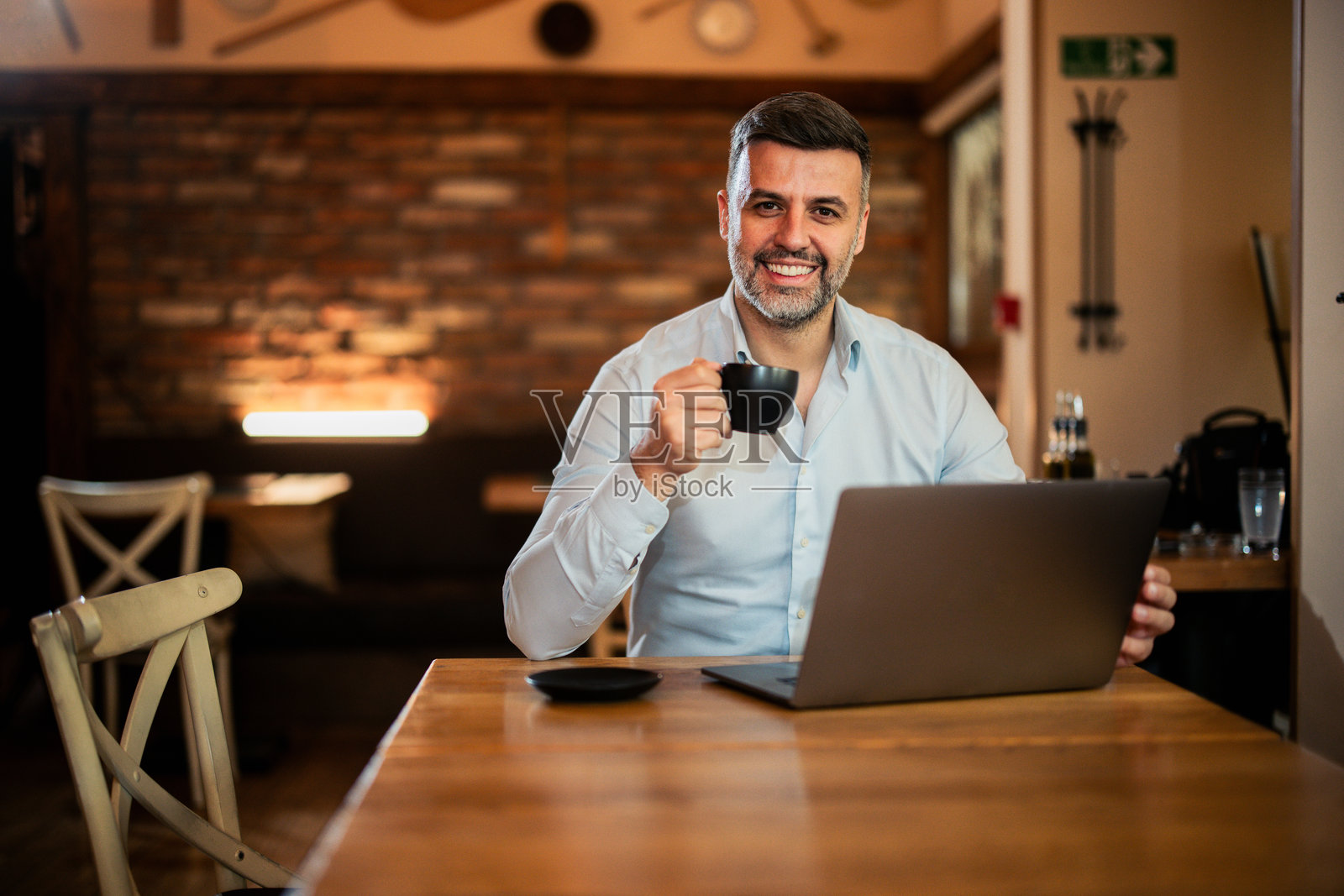 在咖啡馆工作的帅气企业家肖像照片摄影图片