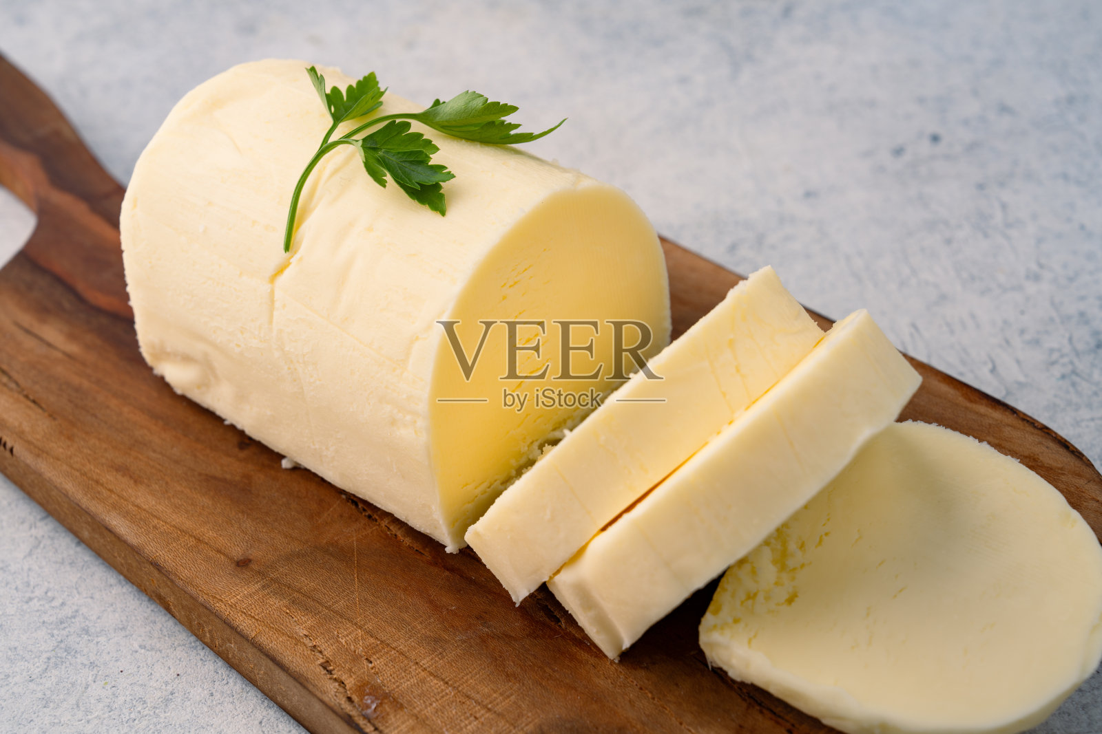 为早餐增添风味的黄油，背景为白色照片摄影图片