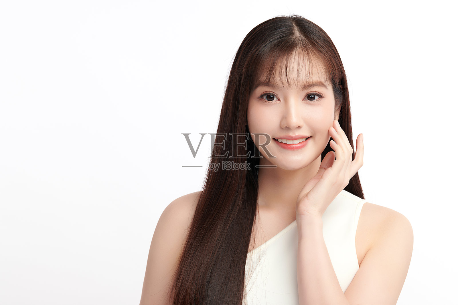 美丽的年轻亚洲女性，肤色洁净清新，背景为白色，面部护理，面部治疗，美容学，美容与水疗，亚洲女性肖像。照片摄影图片