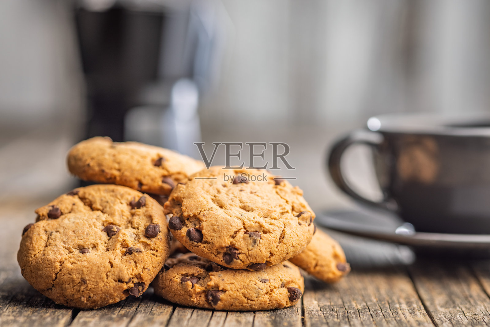 木桌上的巧克力曲奇饼干。照片摄影图片