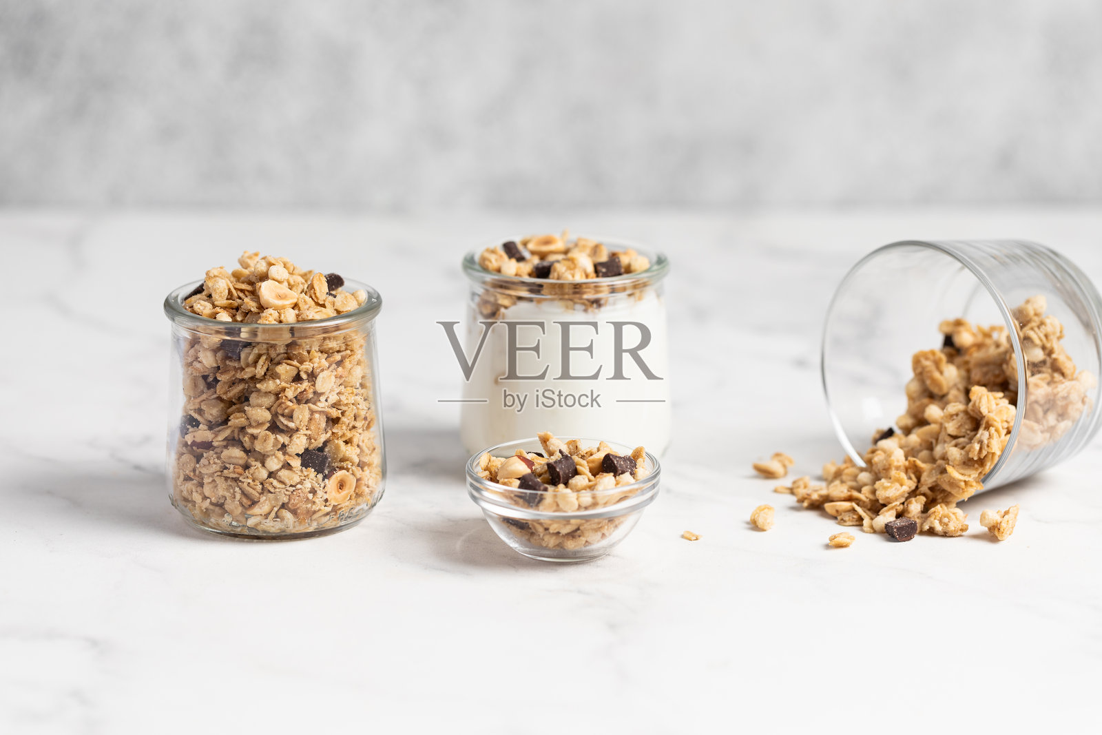 巧克力燕麦片，玻璃罐中的酸奶与燕麦片照片摄影图片