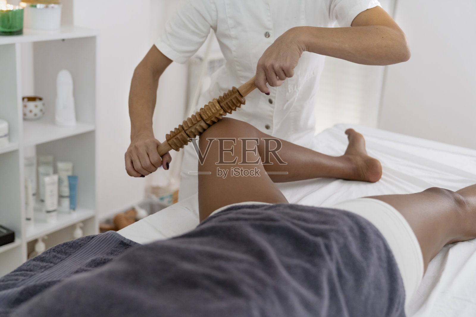 一位美丽年轻女性接受木疗按摩的画面照片摄影图片