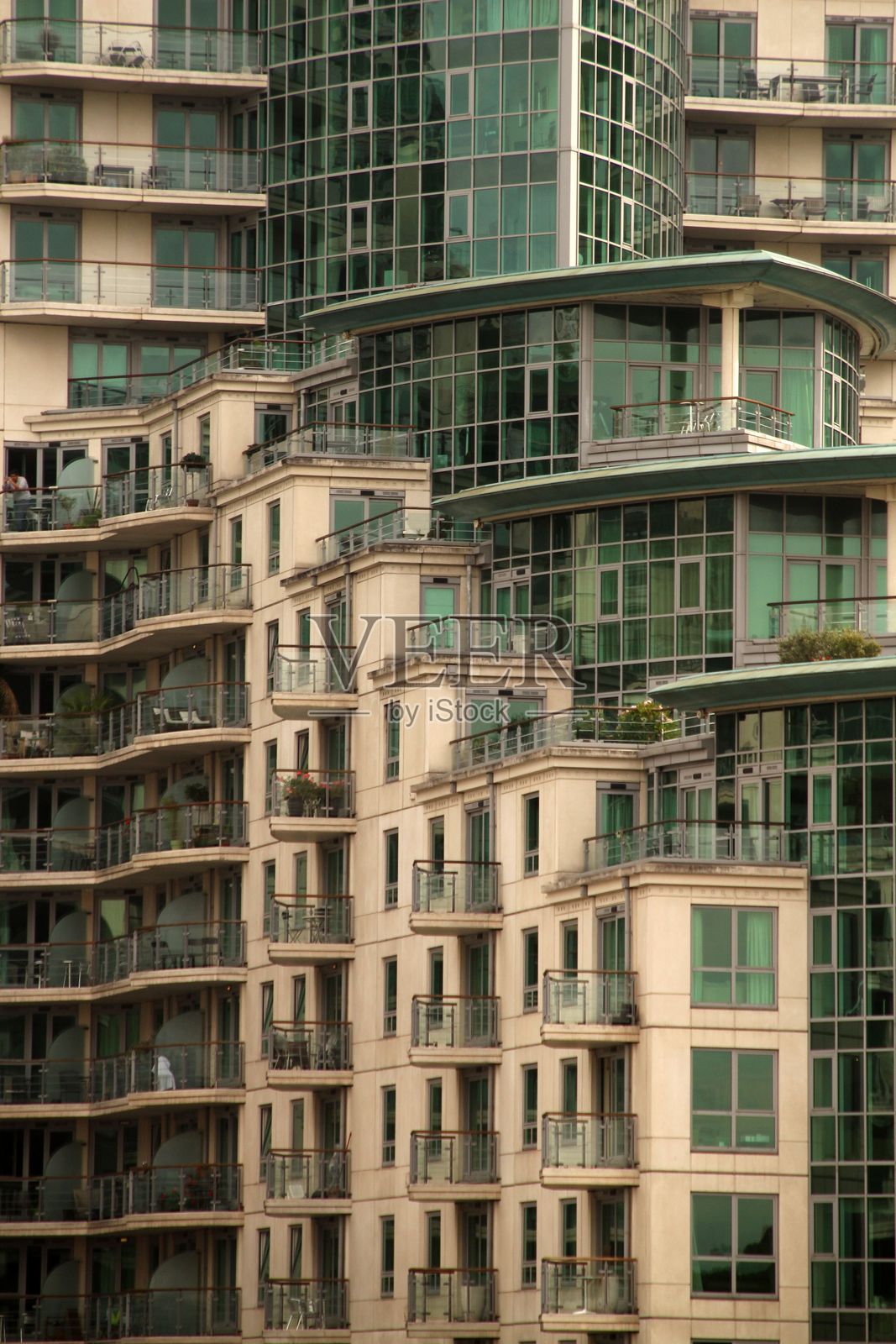 现代城市建筑，配有绿色玻璃。照片摄影图片