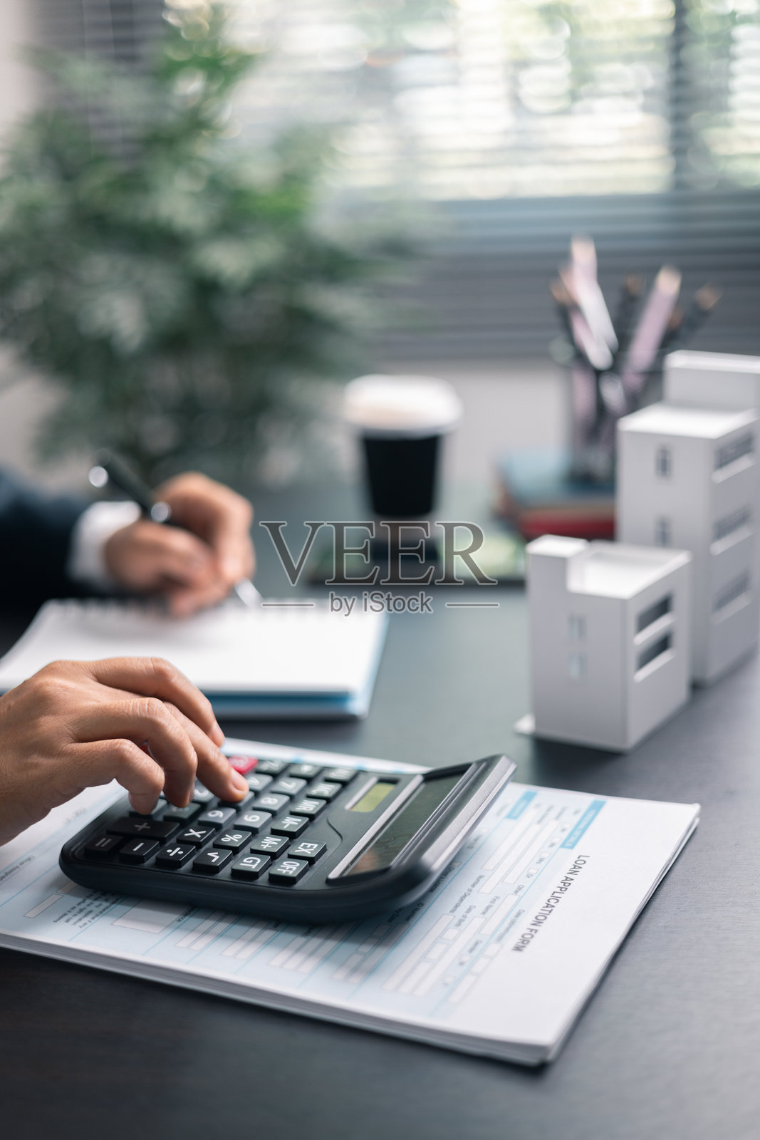 金融 银行 税务 费用 会计 预算 资金 商人 手部 使用 财务 计算 会计师 特写 计算器 及图表 写字台 商业费用分析 储蓄 家庭 汽车照片摄影图片