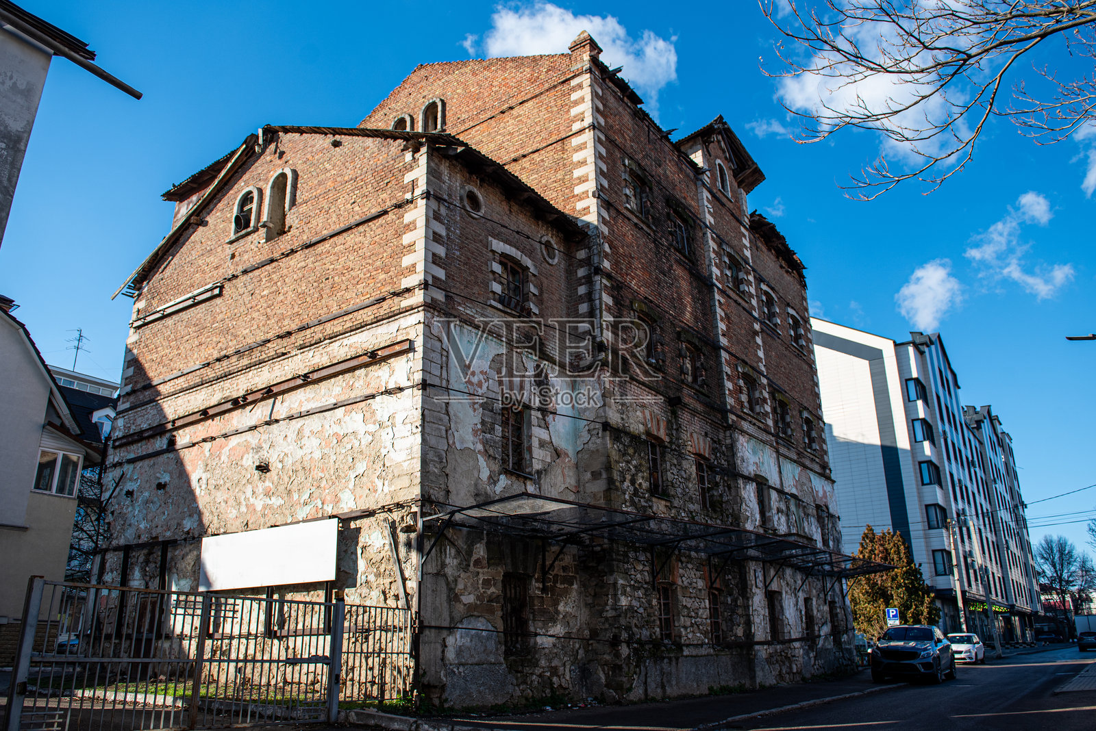 摩拉罗斯，摩尔多瓦基希讷乌的历史红磨坊砖建筑，旧墙上的铁梯子照片摄影图片