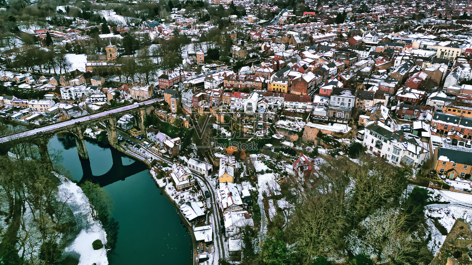 英国克纳斯堡的雪覆盖小镇鸟瞰图，包含高架桥和河流。照片摄影图片