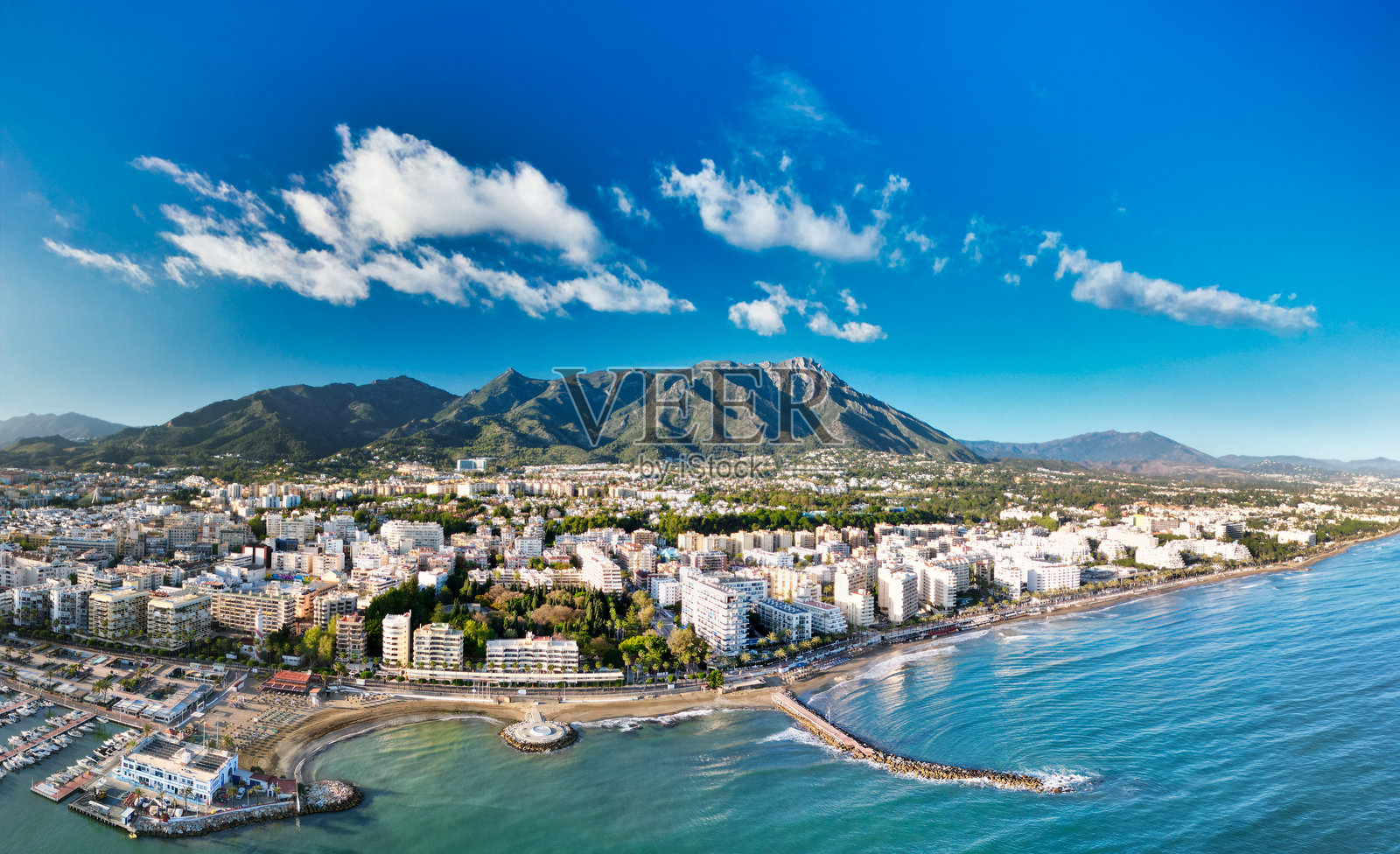 马贝拉的壮观鸟瞰图，展示了海岸线、豪华别墅和地中海。照片摄影图片