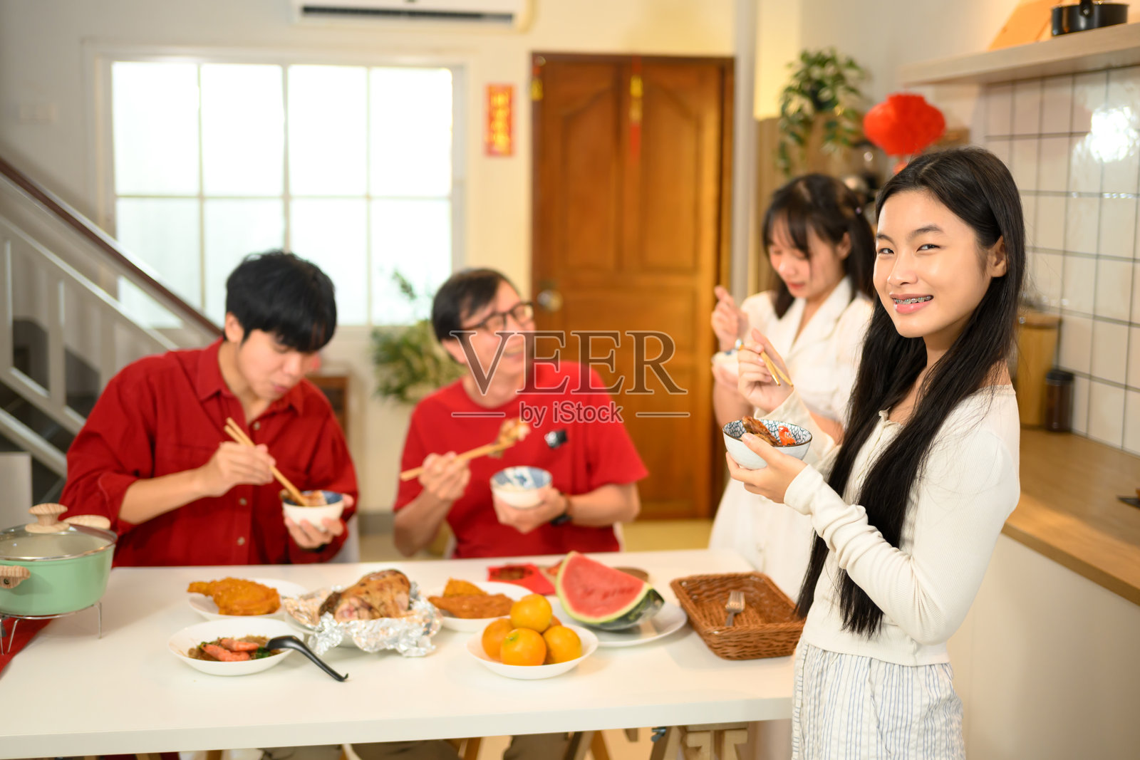 快乐的亚洲家庭在春节庆祝活动中与亲人分享美食和祝福照片摄影图片
