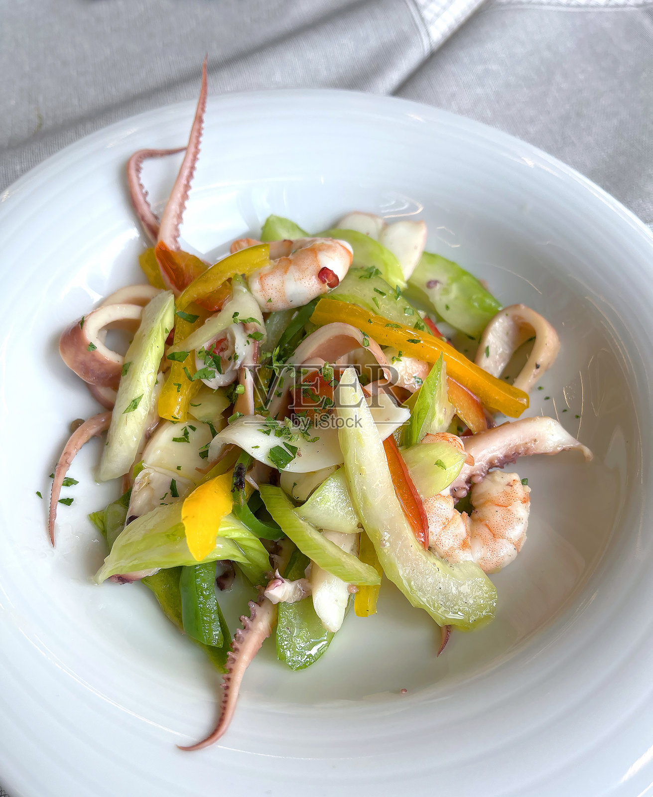 海鲜和蔬菜的拼盘。照片摄影图片