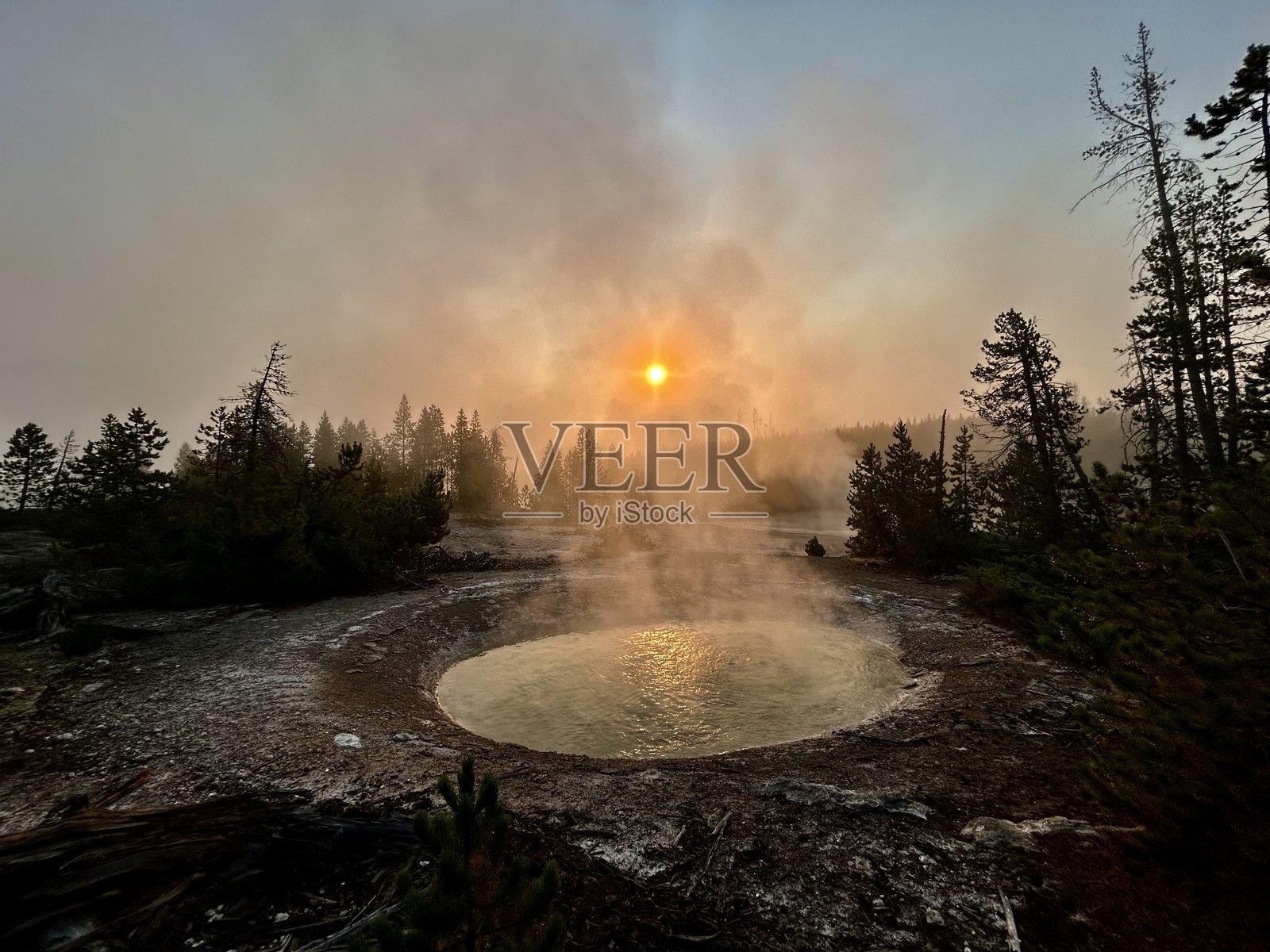 黄石国家公园日出时的温泉照片摄影图片