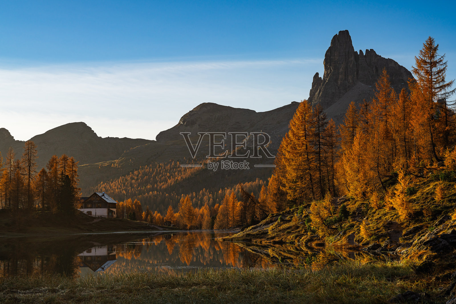 多洛米蒂山脉的费德拉湖日出照片摄影图片
