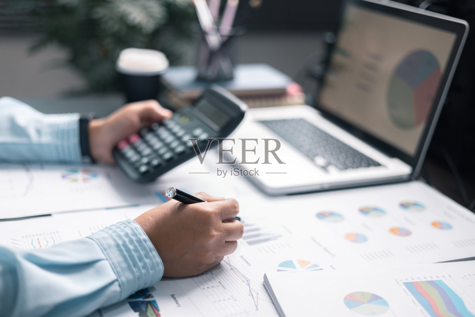 金融 银行 税务 费用 会计 预算 资金 商人 手部 使用 财务 计算 会计师 特写 计算器 及图表 写字台 商业费用分析 储蓄 家庭 汽车照片摄影图片