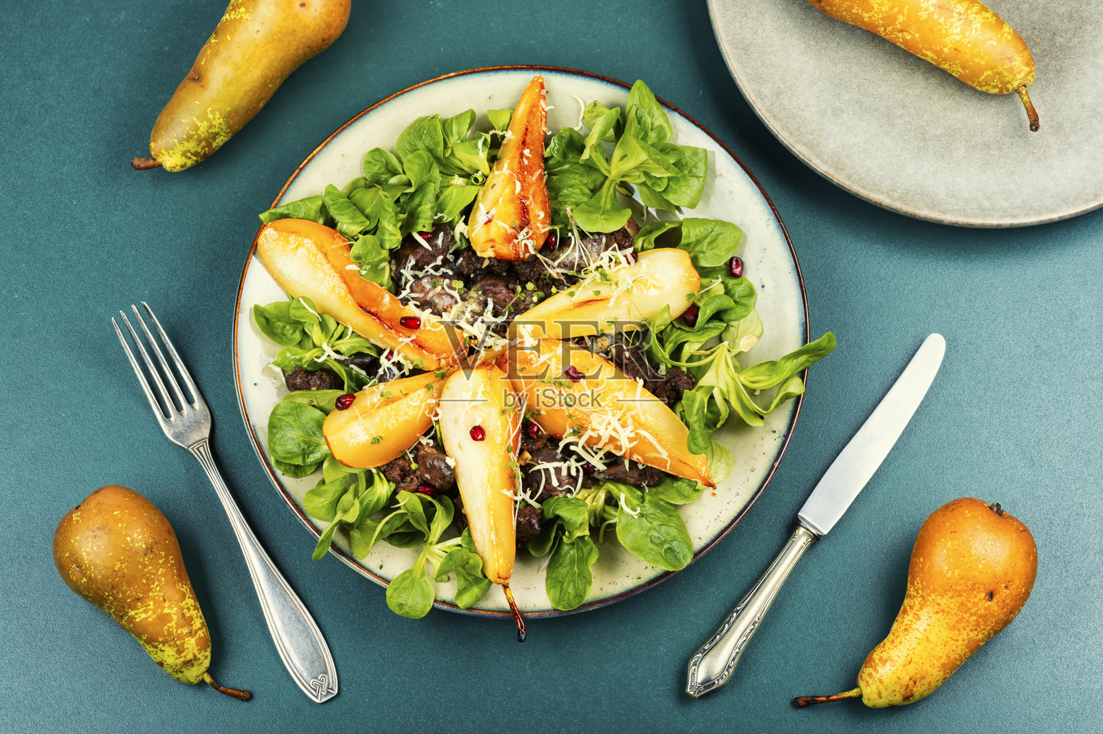 鸡肝和梨沙拉。照片摄影图片