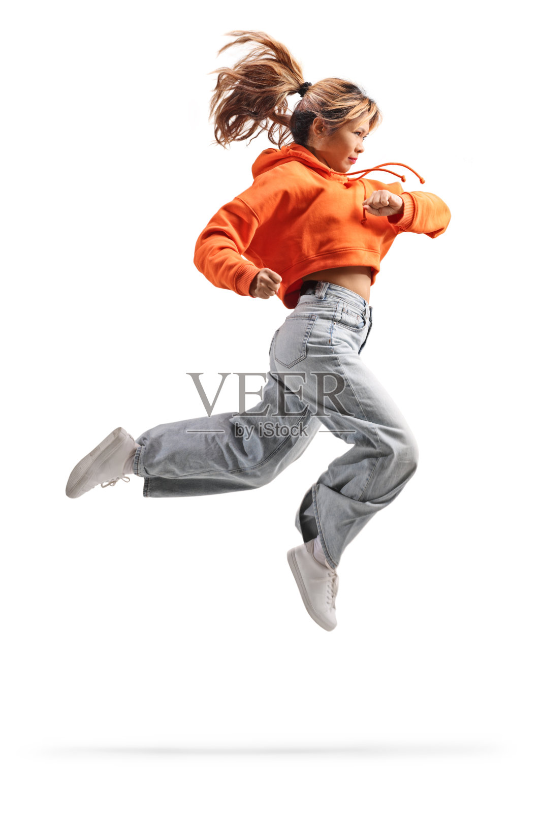 亚洲女性跳舞和跳跃的全身侧面照照片摄影图片