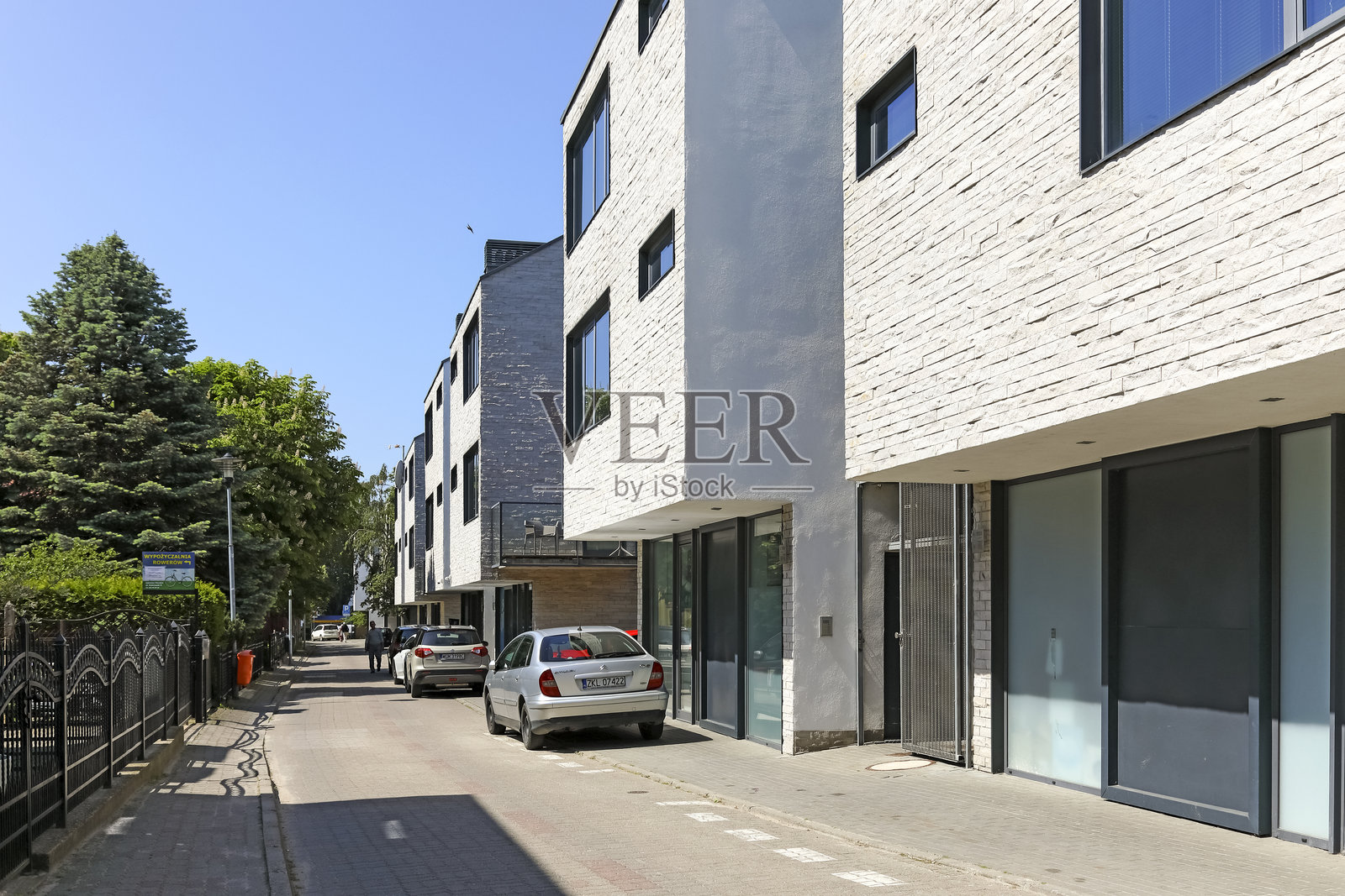 波兰乌斯特罗涅·莫尔斯基村狭窄街道旁的现代房屋照片摄影图片