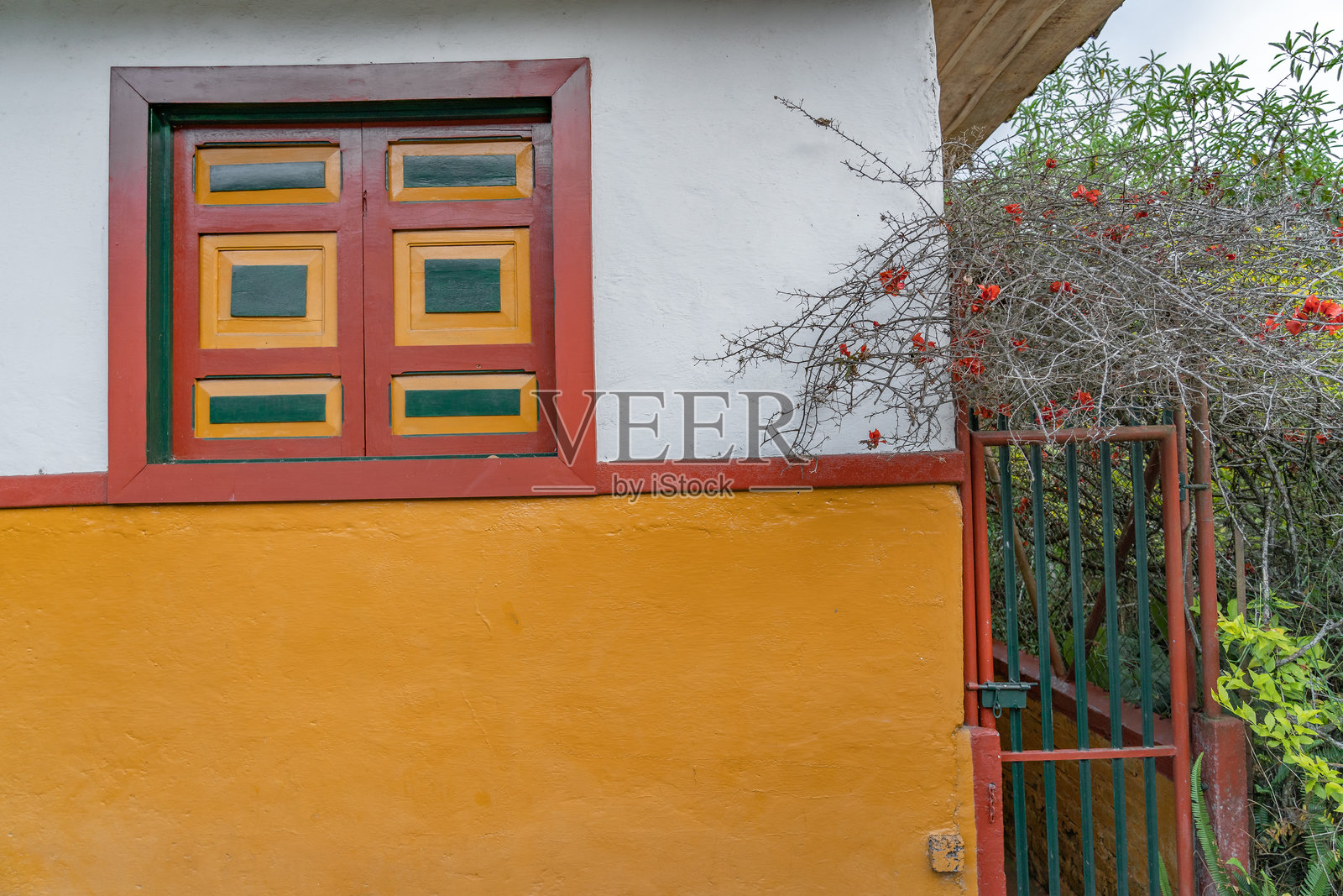 哥伦比亚昆迪奥的萨伦托色彩斑斓的街道，殖民风格小镇，留白空间。照片摄影图片