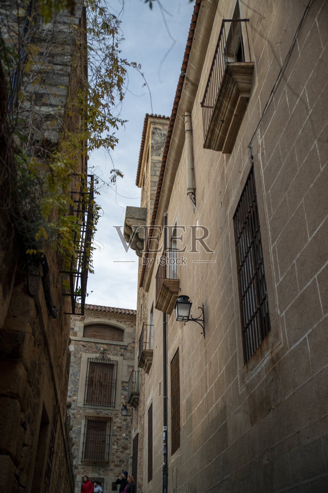 西班牙卡塞雷斯历史老城的狭窄街道照片摄影图片