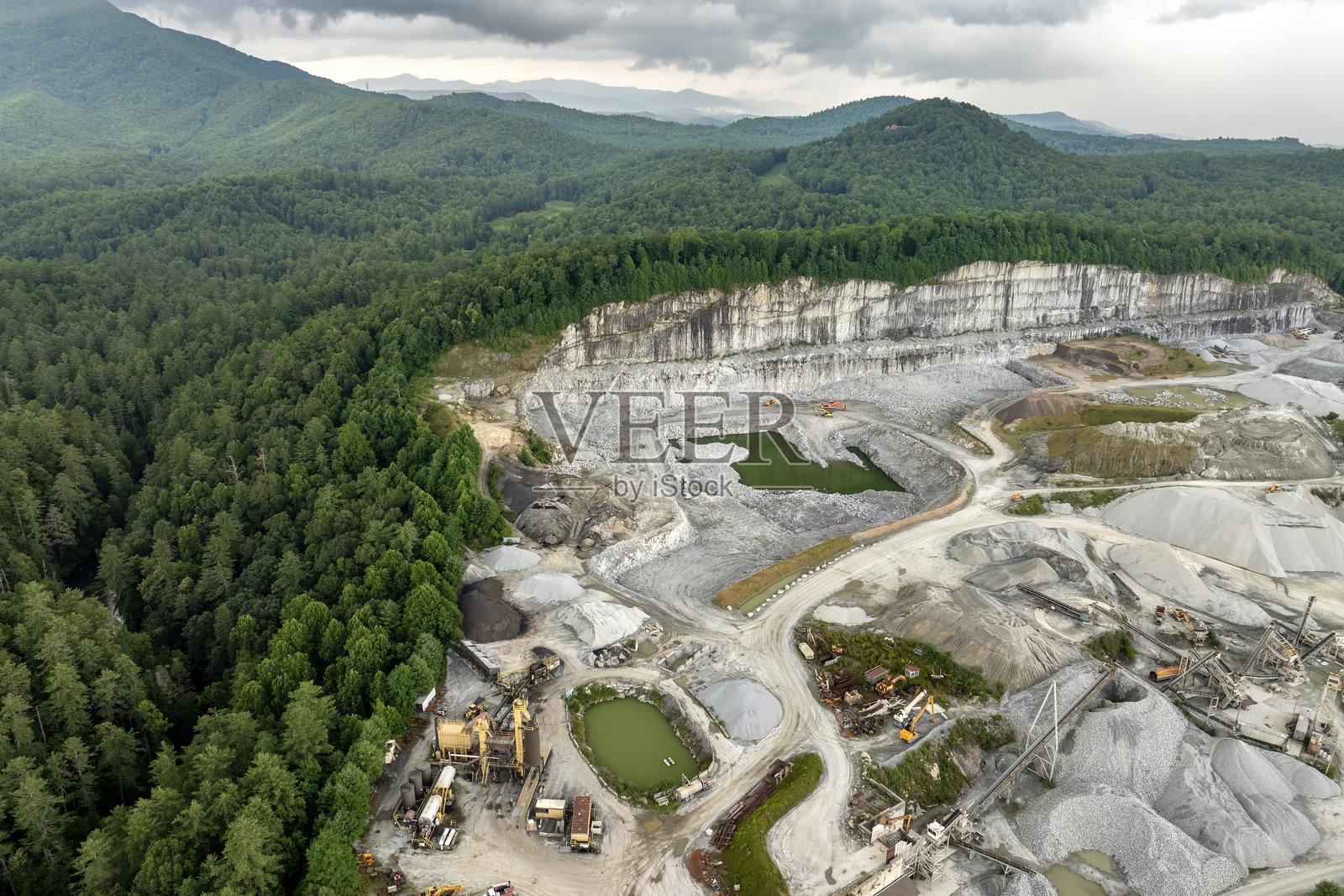 沙石露天矿场及碎石加工厂。为建筑行业提取自然资源。照片摄影图片
