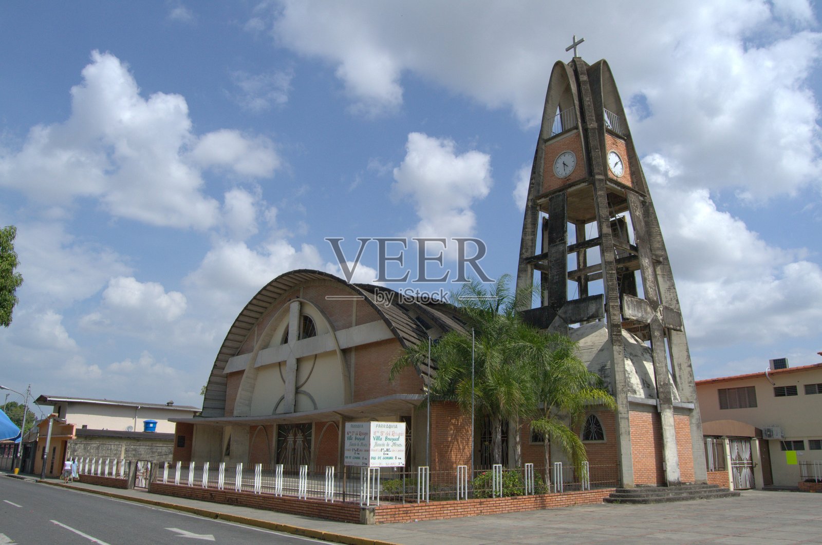 葡萄牙州的教堂和彩色玻璃窗。照片摄影图片