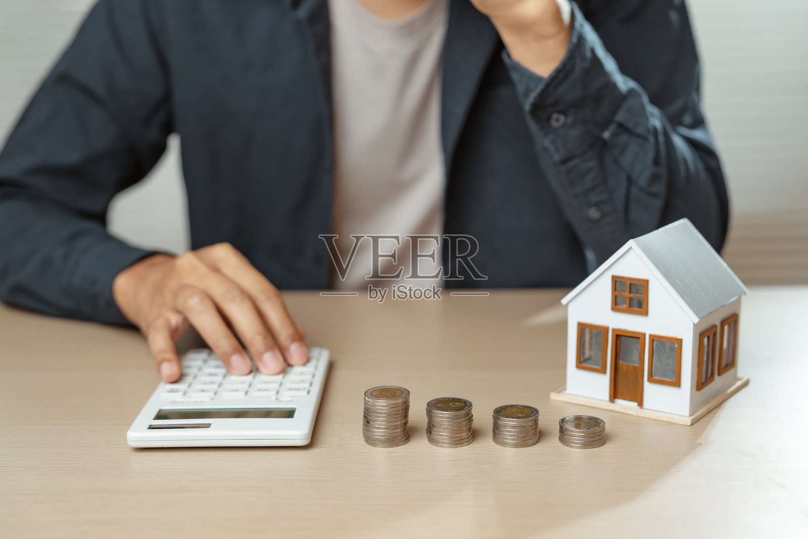 房地产投资者的利润与损失，市场衰退或债务。危机中的财务下行。照片摄影图片