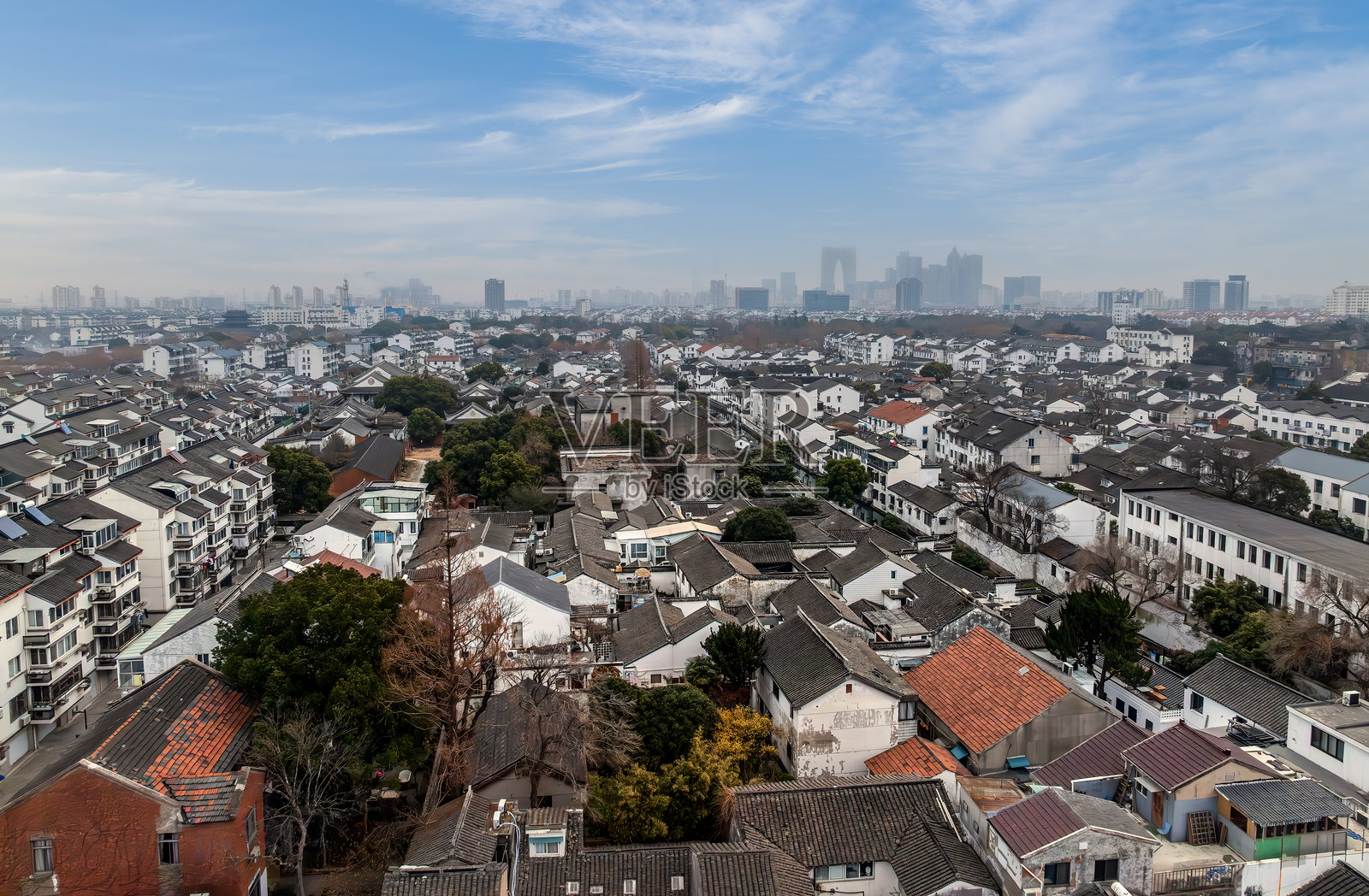 中国江苏省苏州的古镇住宅与现代建筑照片摄影图片