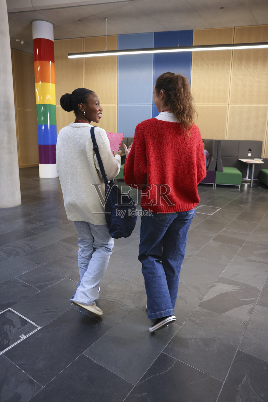 女性在社区中心散步照片摄影图片