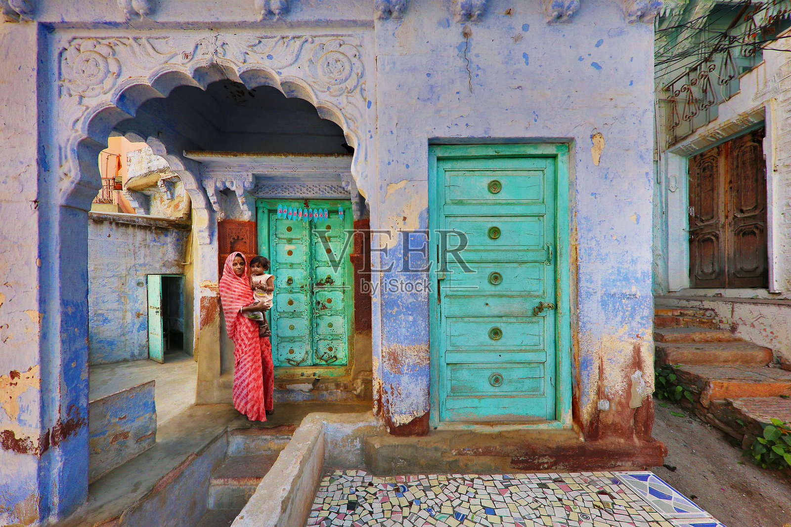 印度焦特布尔蓝色城市中的当地女性与她的婴儿照片摄影图片