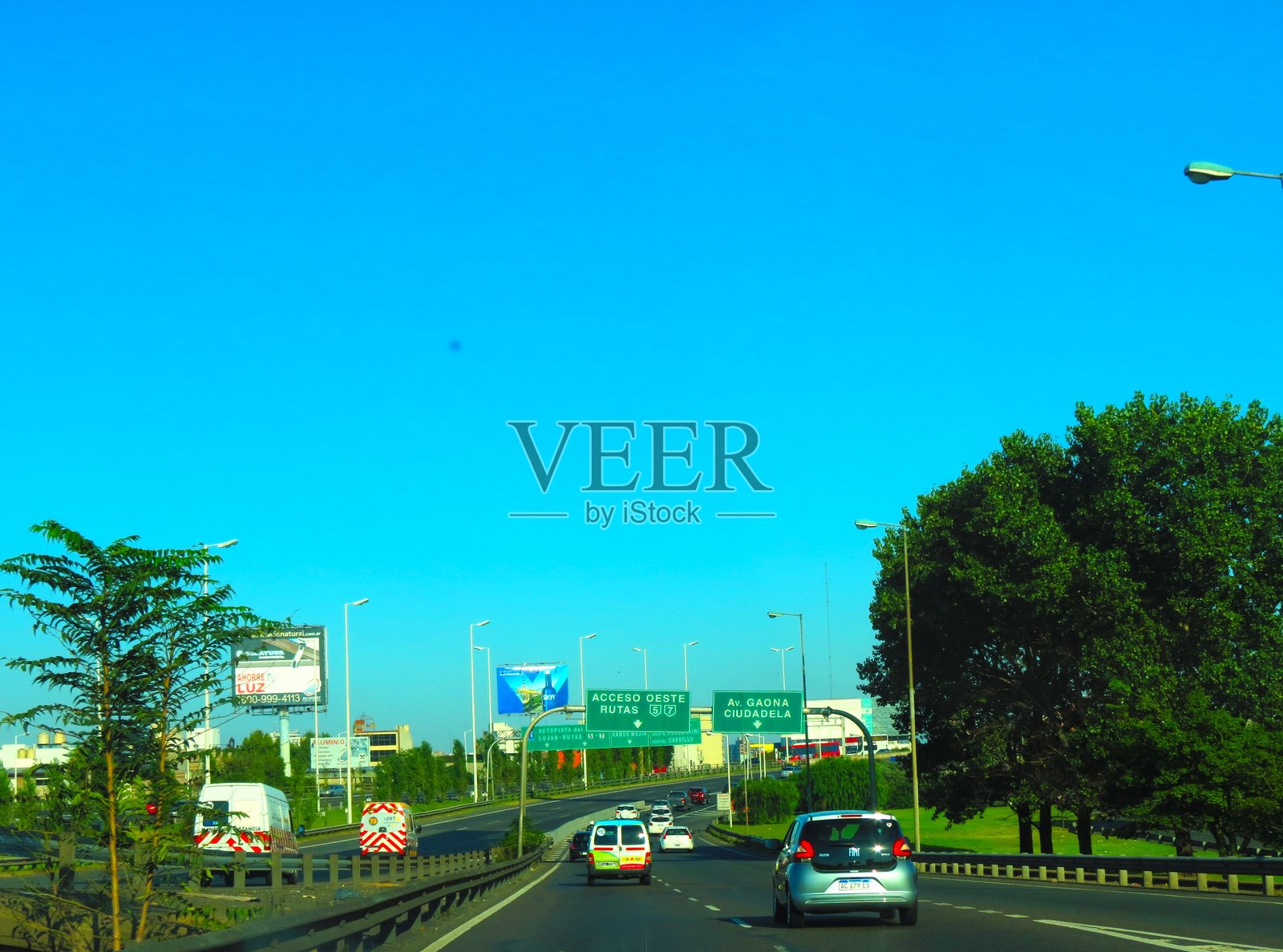 高速公路上有汽车和交通标志。照片摄影图片