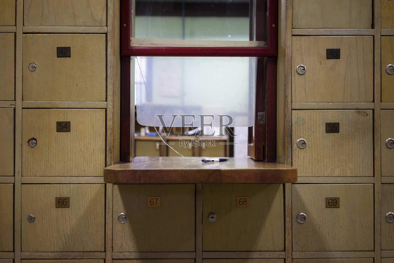 一张旧木制柜台照片摄影图片