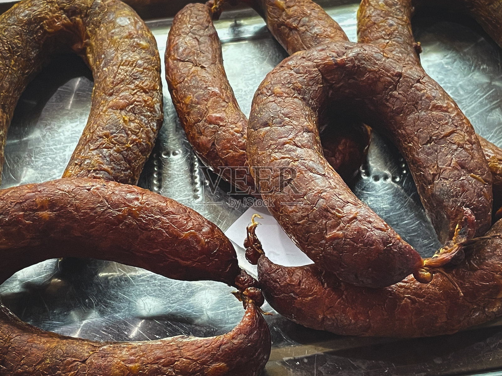 自制腌制的马卡拉香肠已准备好，可以用作布里欧修克罗克·穆斯ieur的配料。布隆迪布琼布拉市罗赫罗的自由大道。照片摄影图片