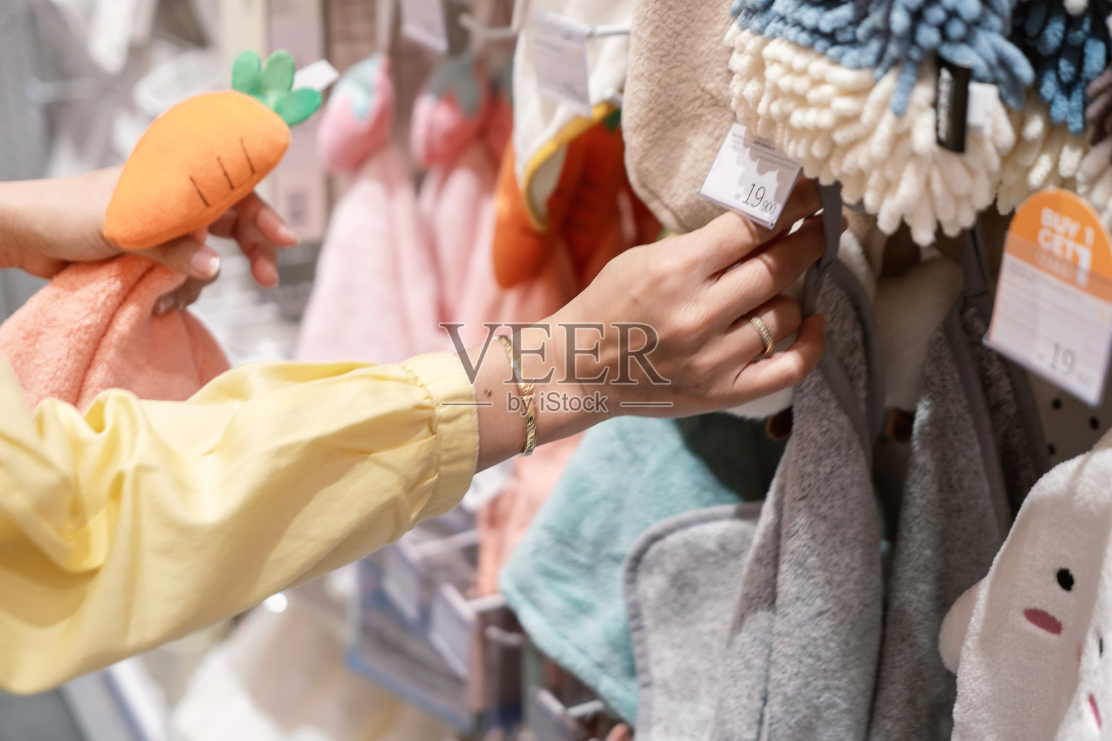 亚洲女性在购物中心购物的特写手部照片摄影图片